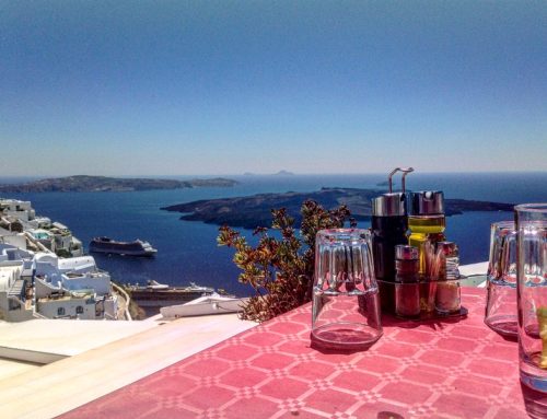 A GUIDE TO VISITING SANTORINI, GREECE